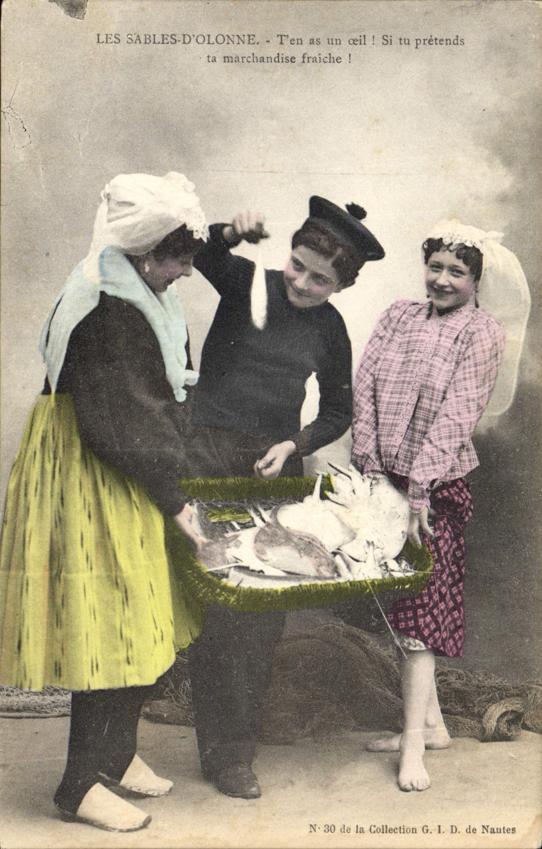 CPA Folklore Les Sables d'Olonne Enfants Poisson Peche 