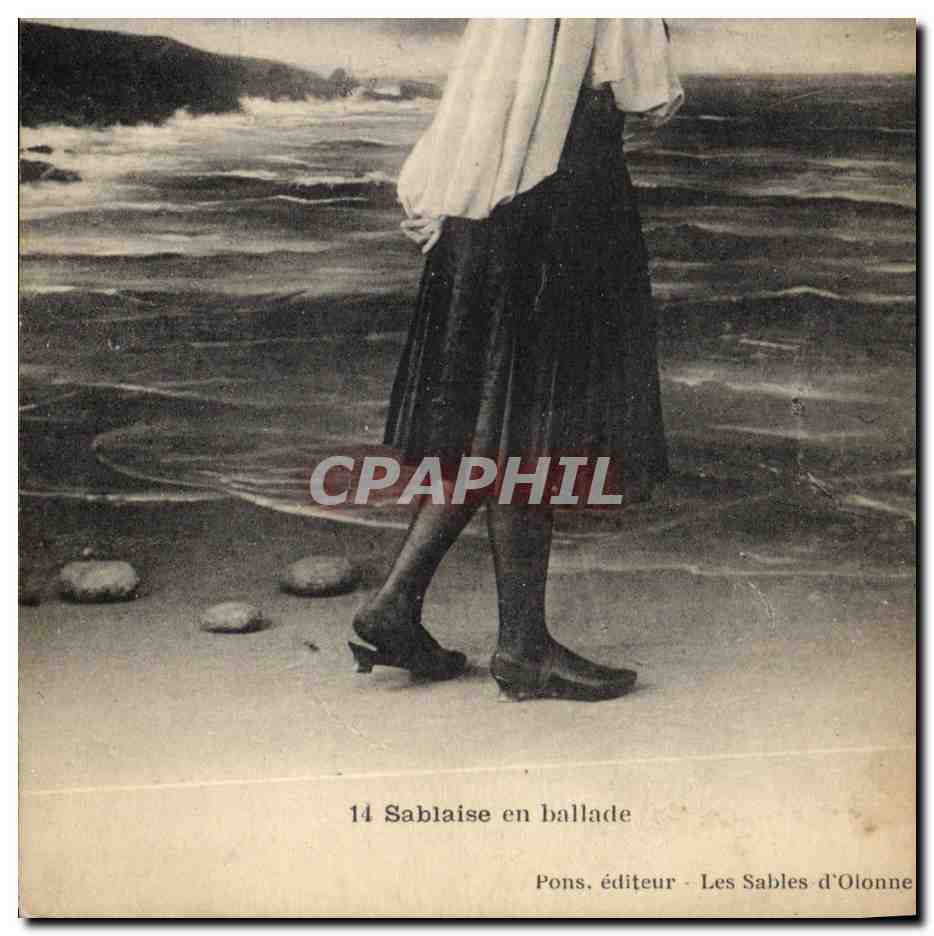 CPA Folklore Sablaise en ballade 
