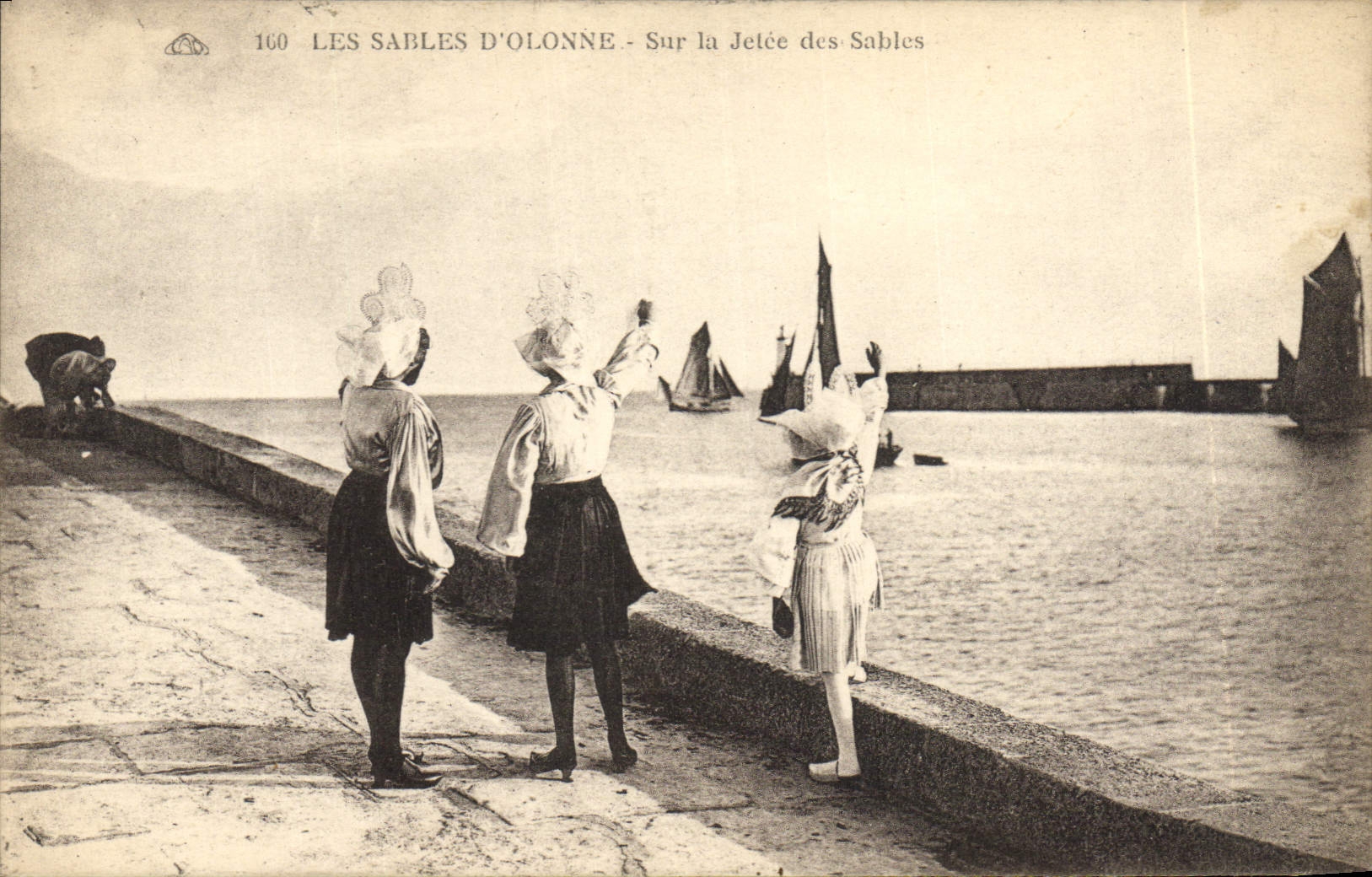 CPA Folklore Les Sables d'Olonne Sur la jetee des sables 