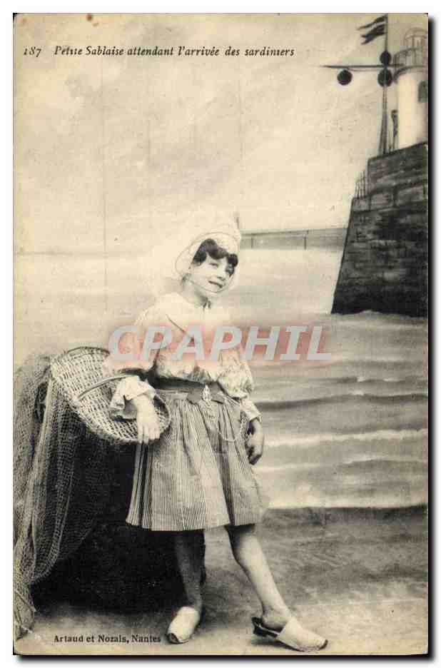 CPA Folklore Enfant Petite Sablaise attendant l'arrivee des sardiniers 