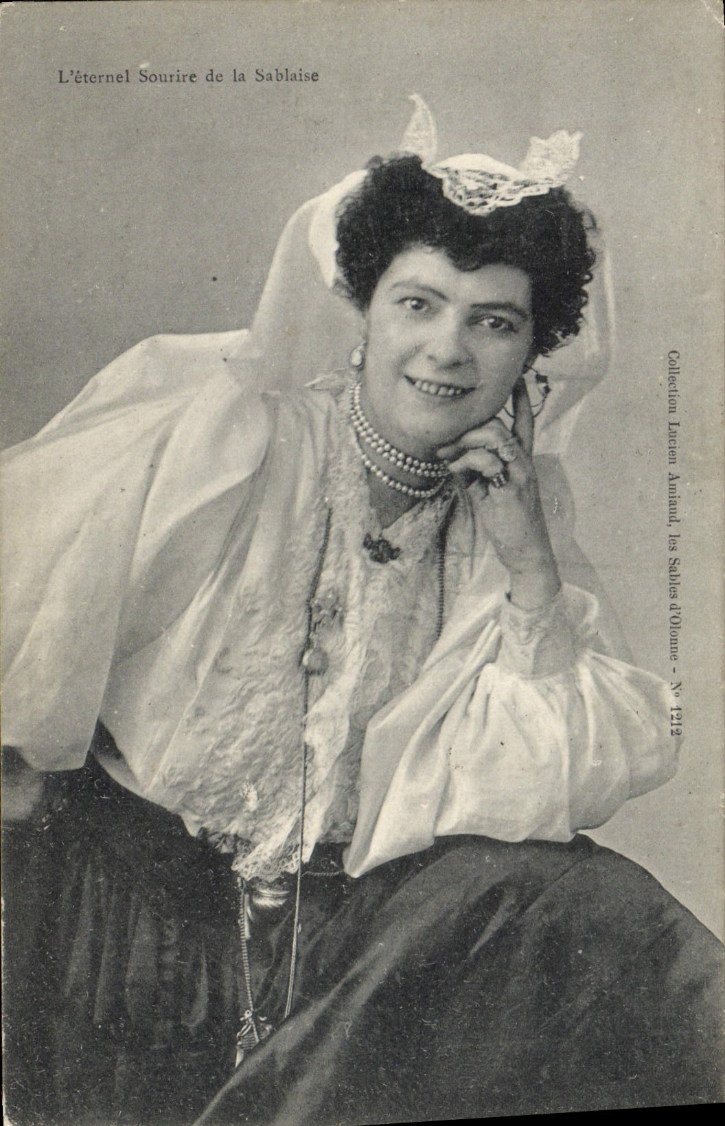 CPA Folklore L'eternel sourire de la Sablaise 