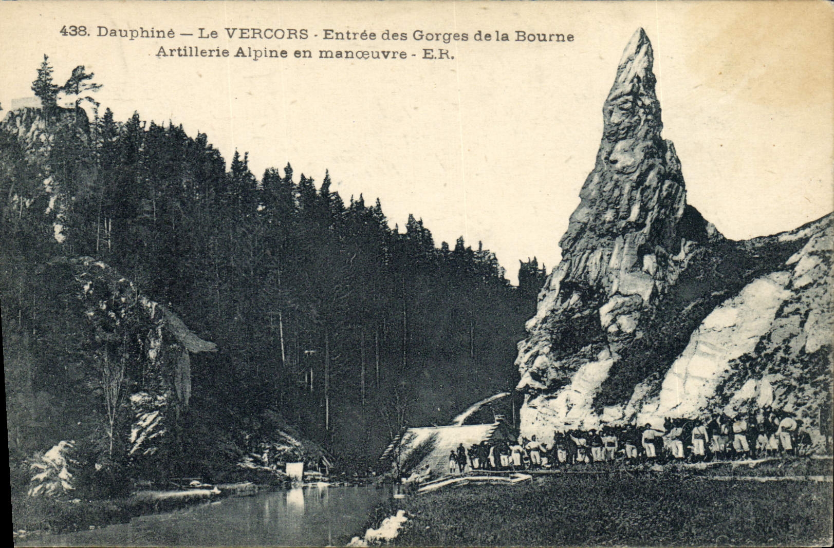 CPA Militaria Chasseurs alpins Dauphine Le Vercors Entree des gorges de la Bourne Artillerie alpine en manoeuvre