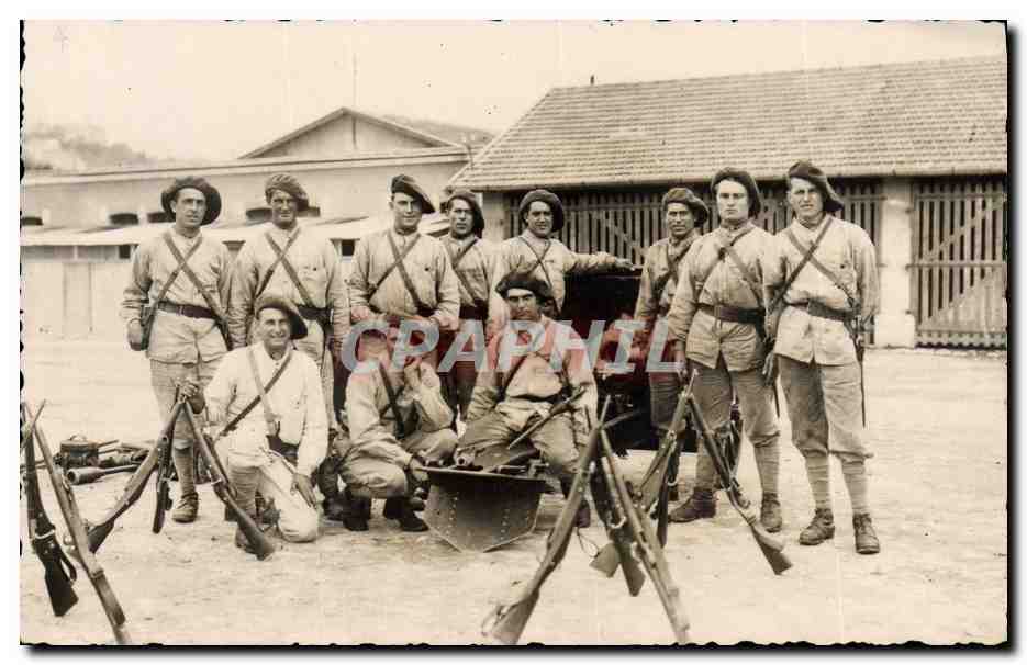 Groupe de soldats — pose avec armes — éditeur non identifié