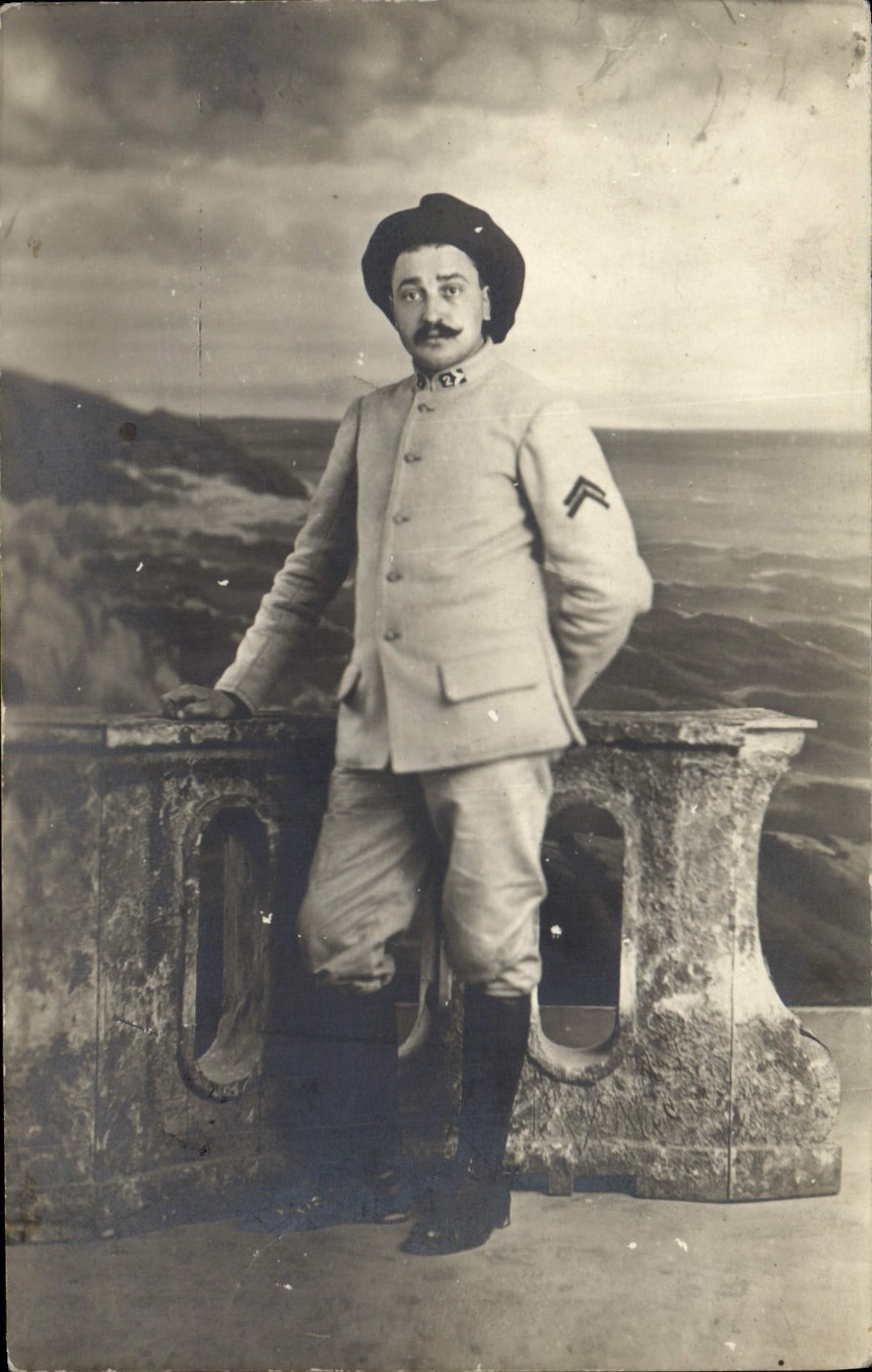 Soldat en uniforme — pose sur balcon avec vue de mer — éditeur inconnu