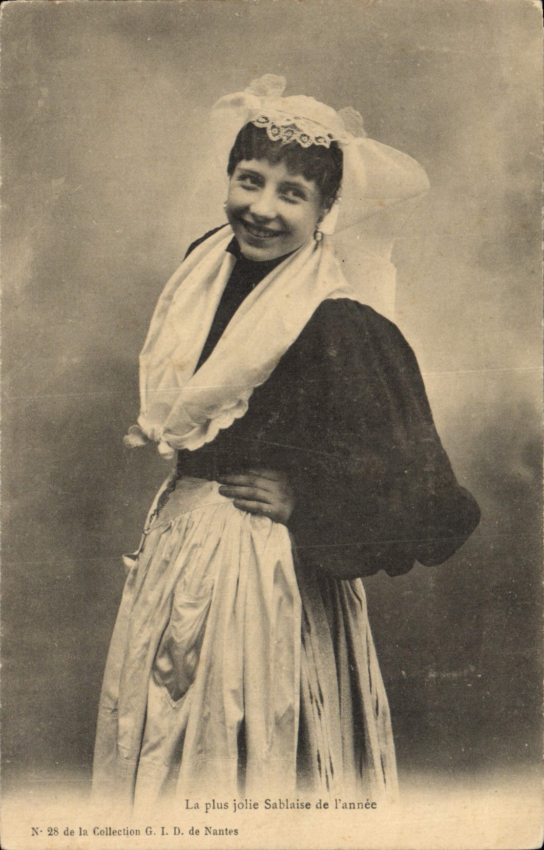 CPA Folklore La plus jolie Sablaise de l'annee