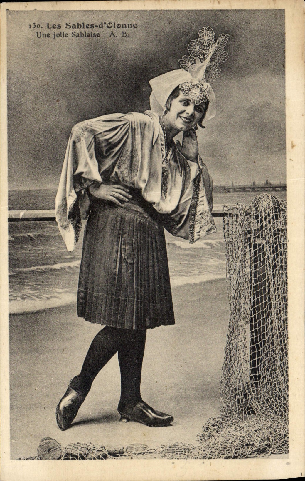 CPA Folklore Les Sables d'Olonne Une jolie Sablaise