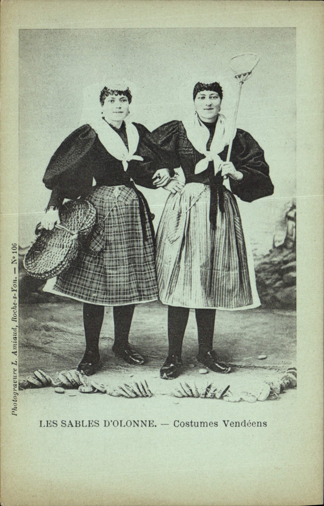 CPA Folklore Les Sables d'Olonne Costumes Vendeens