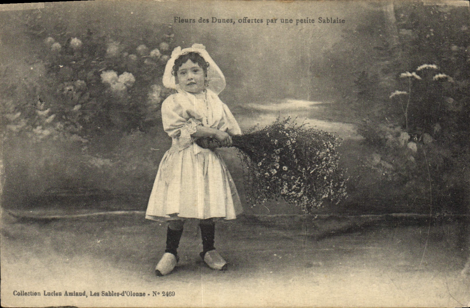 CPA Folklore Sablaise Enfant