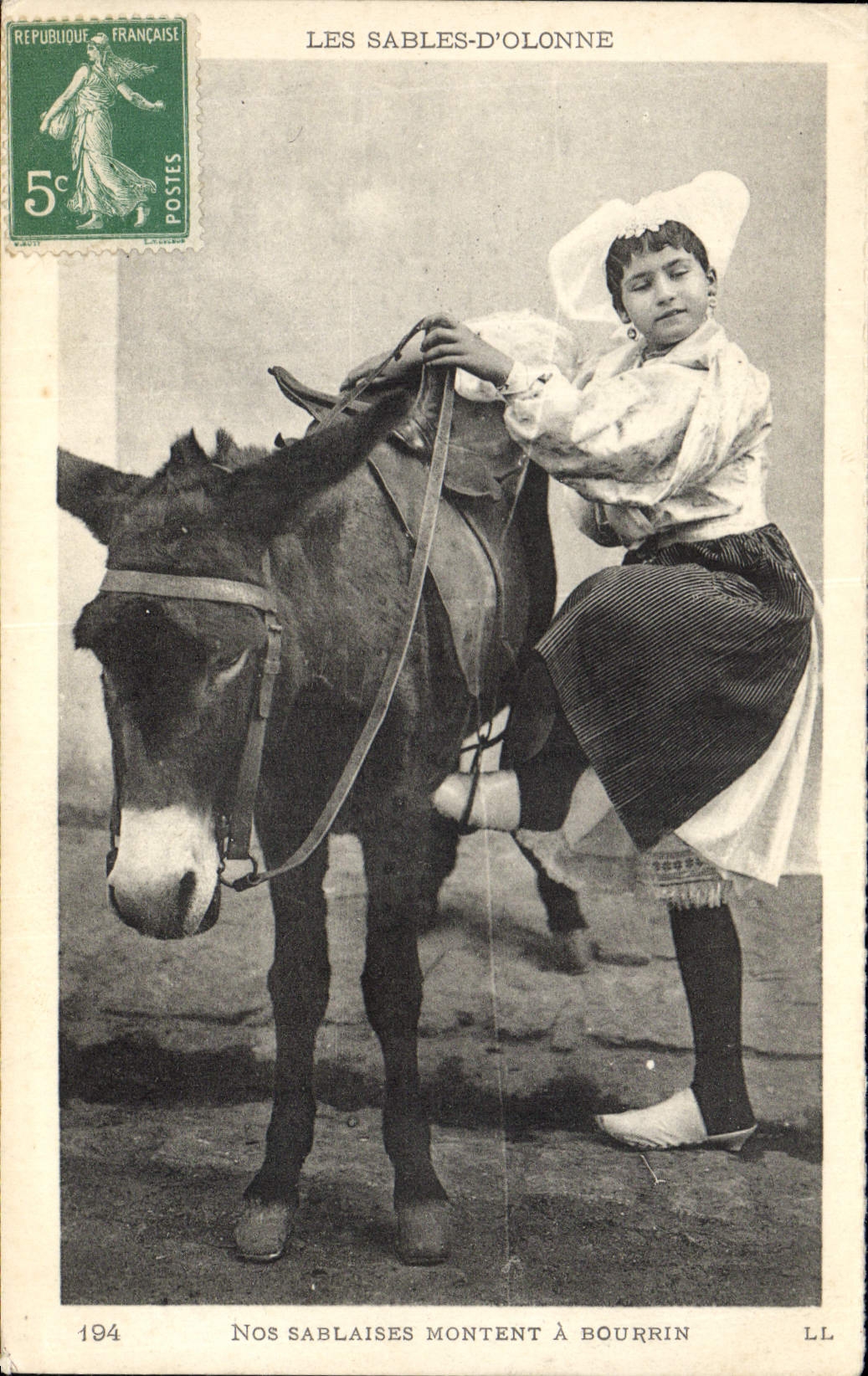 CPA Folklore Les Sables d'Olonne Nos Sablaises montent a bourrin Ane Mule