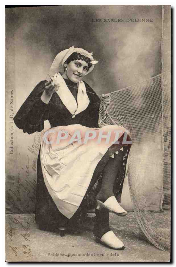 CPA Folklore Les Sables d'Olonne Sablaise raccomodant ses filets