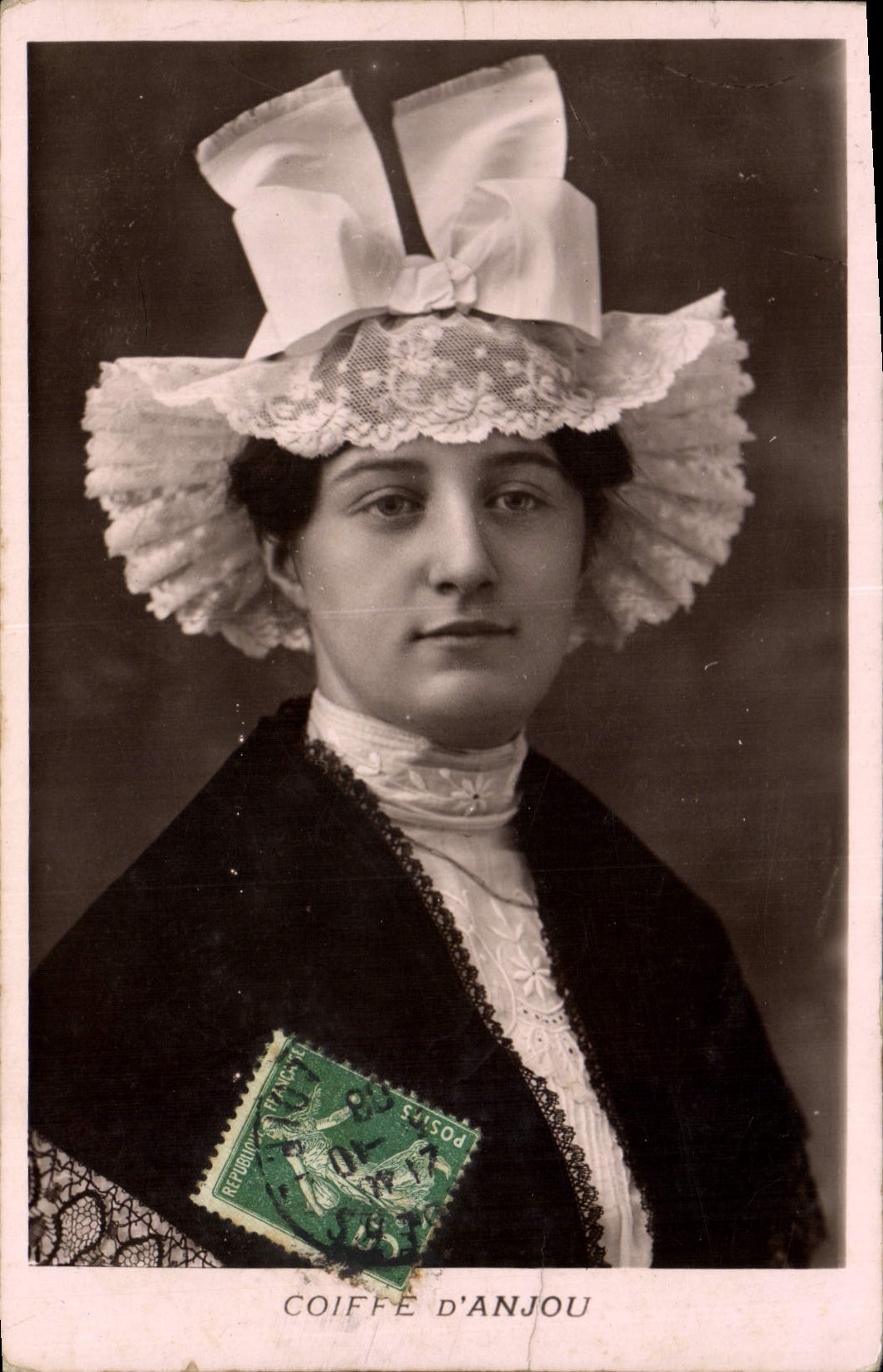 CPA Folklore Coiffe d'Anjou