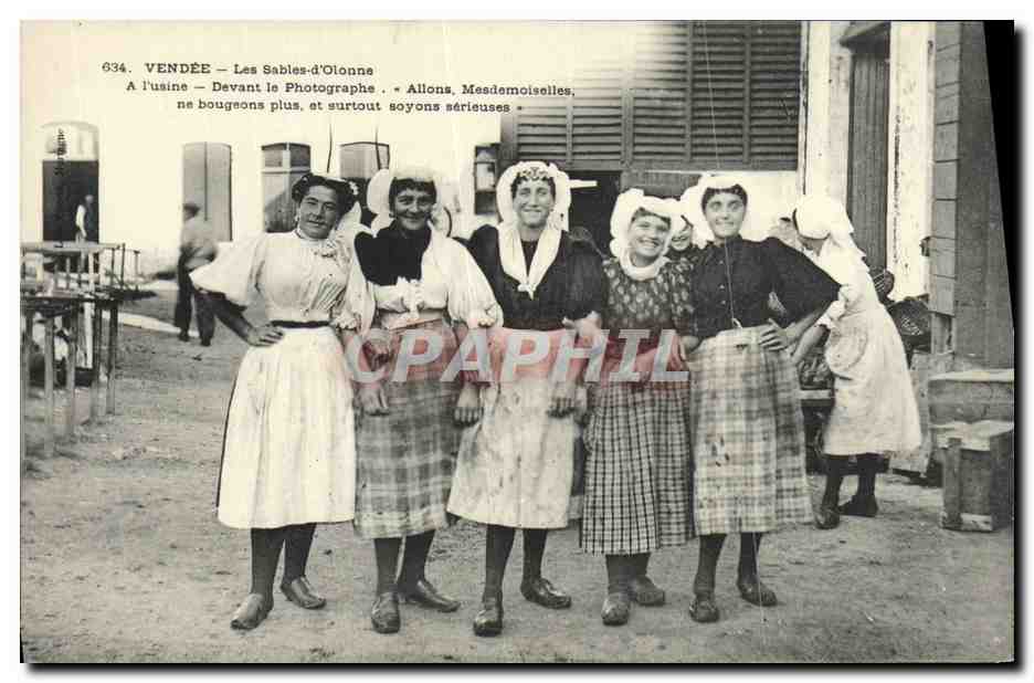 CPA Folklore Vendee Les Sables d'Olonne A l'usine Devant le photographe 