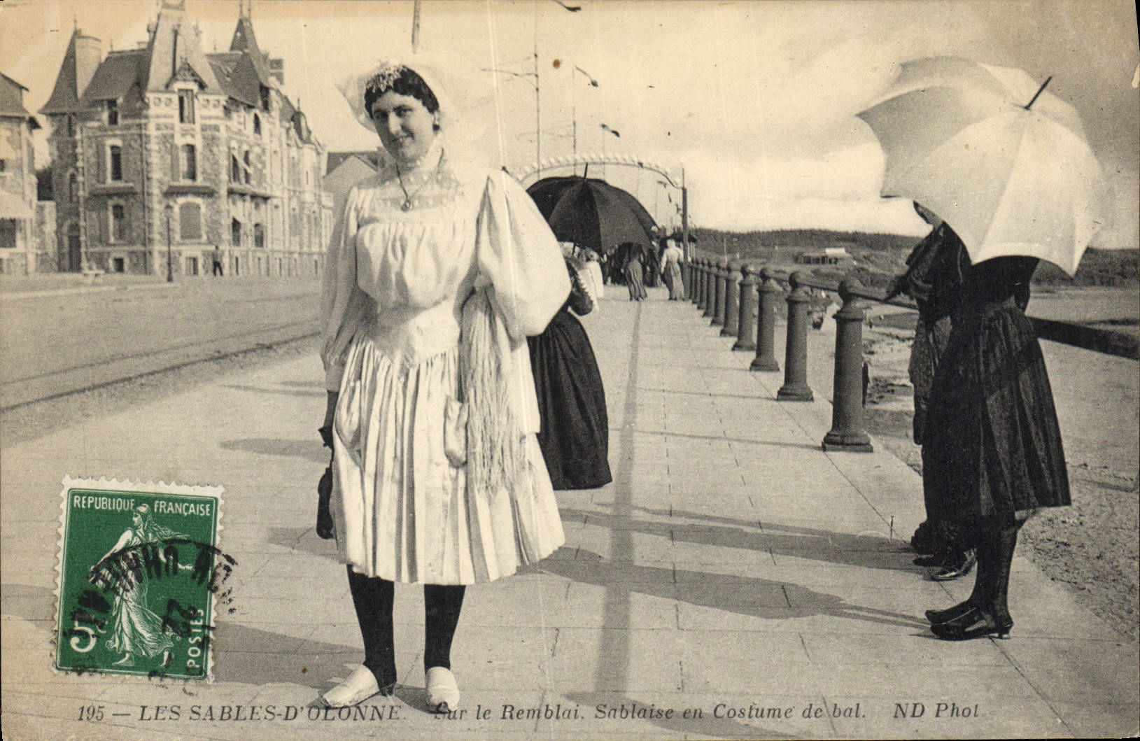CPA Folklore Les Sables d'Olonne Sur le remblai Sablaise en costume de bal