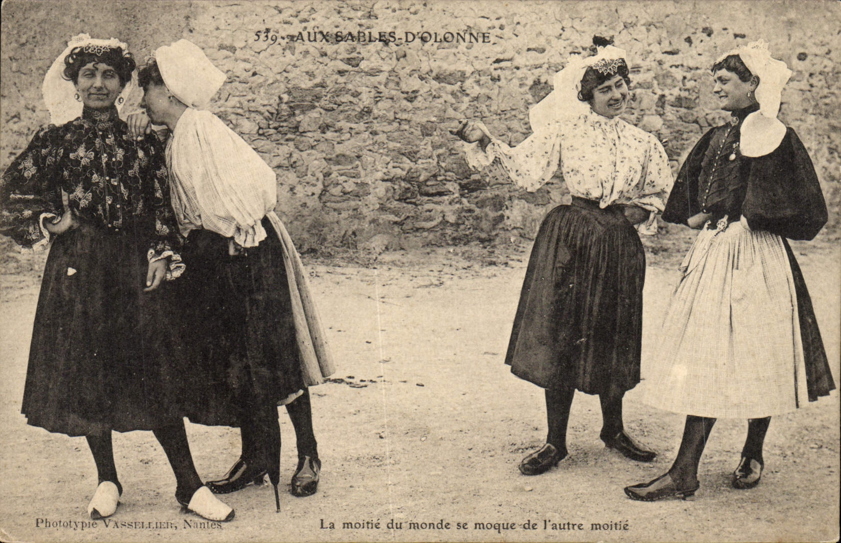 CPA Folklore Les Sables d'Olonne La moitie du monde se moque de l'autre moitie