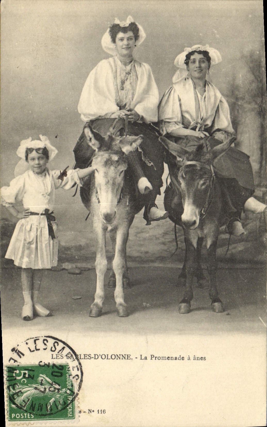 CPA Folklore Les Sables d'Olonne La promenade a anes Ane Mule