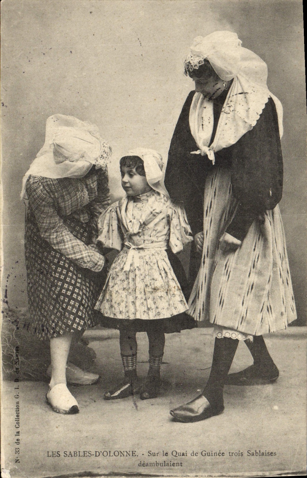 CPA Folklore Les Sables d'Olonne Sur le quai de Guinee trois Sablaises deambulaient 