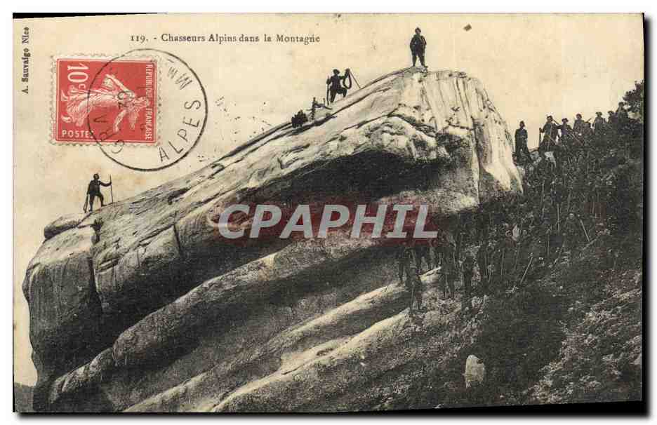 CPA Militaria Chasseurs alpins dans la montagne