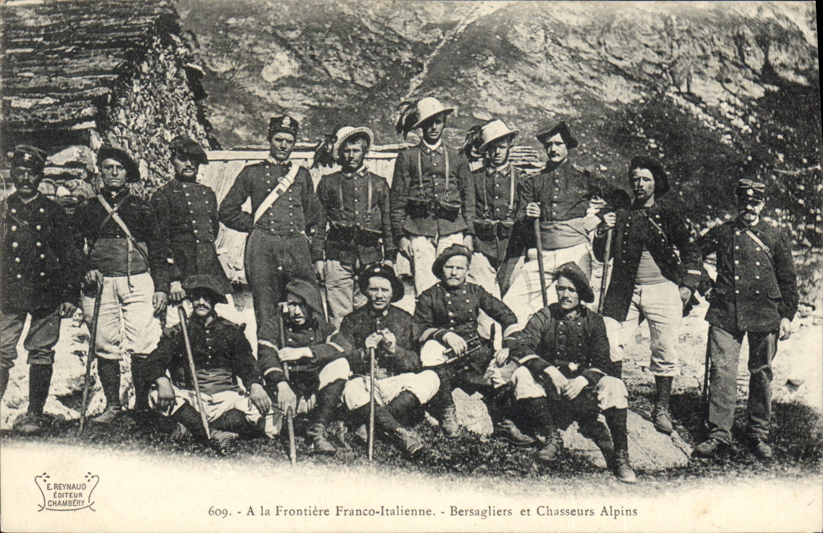 CPA Militaria Chasseurs alpins A la frontiere Franco italienne Bersagliers et chasseurs alpins