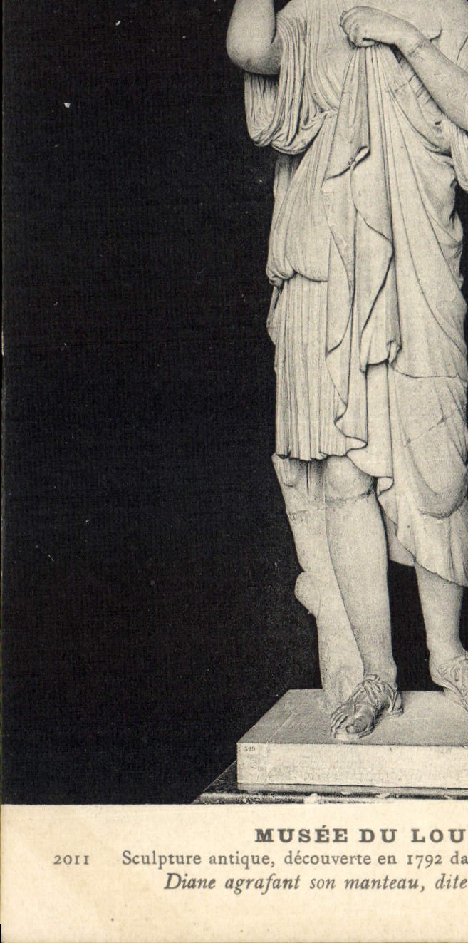 Diane agrafant son manteau — sculpture antique du Musée du Louvre — éditeur inconnu