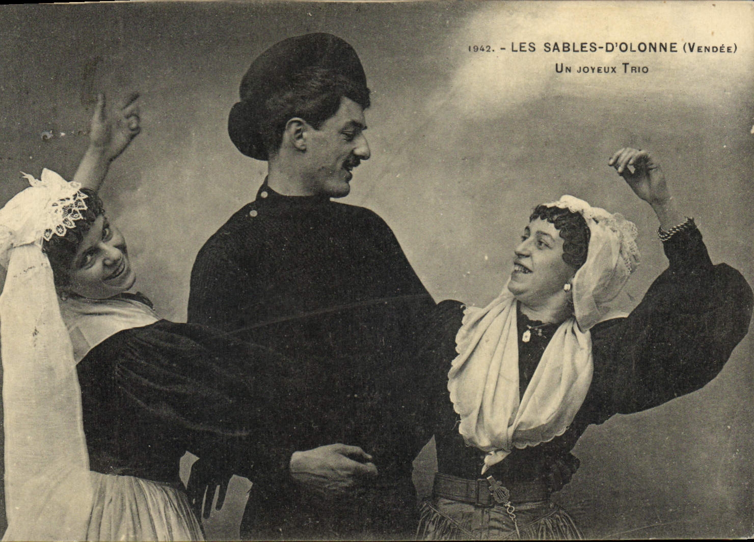 CPA Folklore Sables d'Olonne Un joyeux trio
