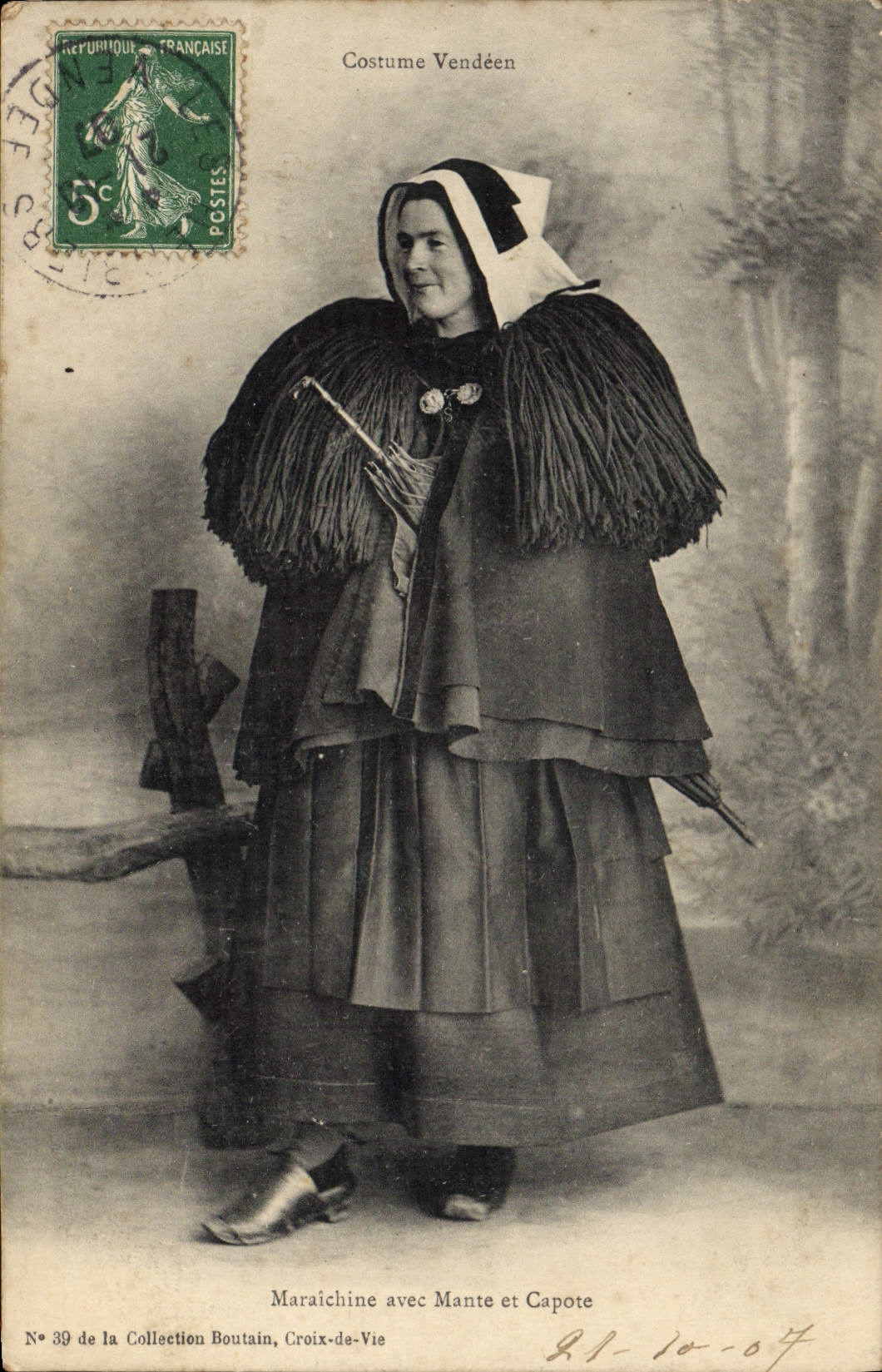 CPA Folklore Costume Vendeen Maraichine avec Mante et capote