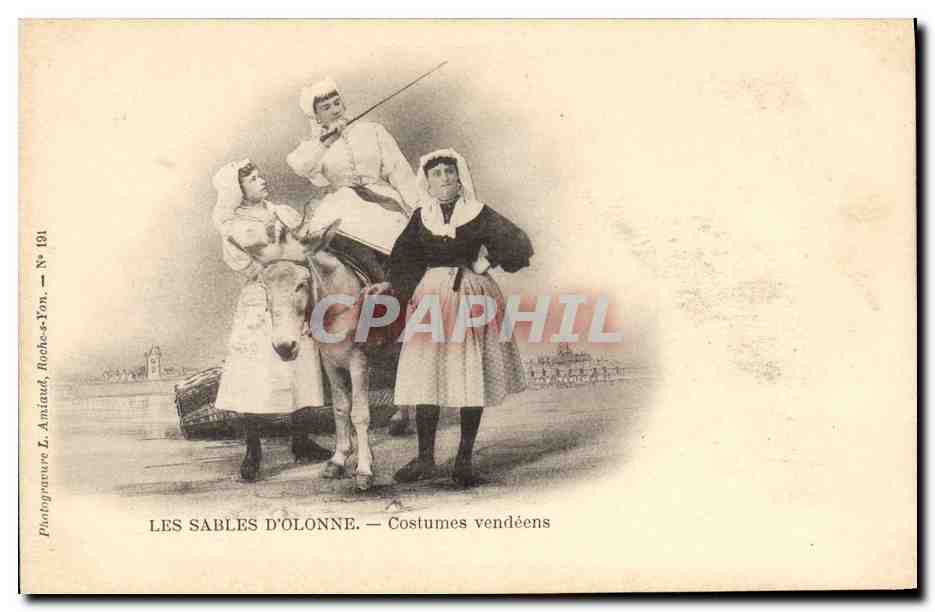 CPA Folklore Les Sables d'Olonne Costumes vendeens 