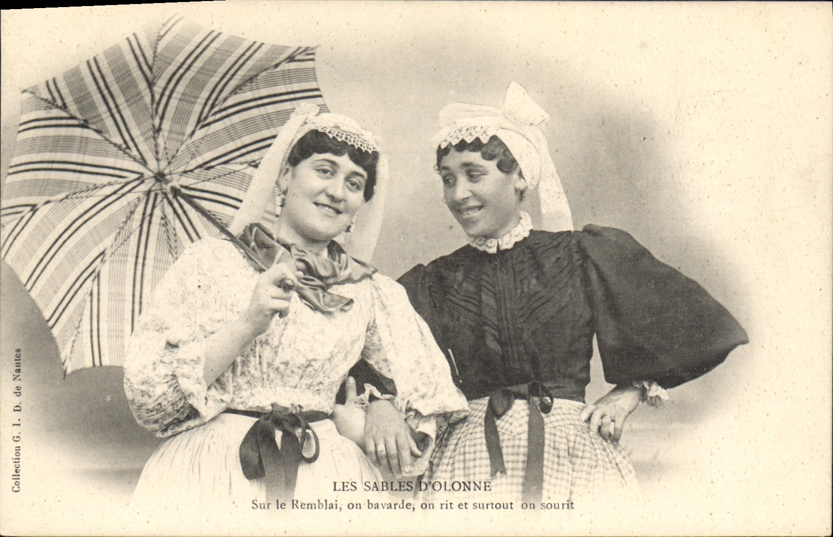 CPA Folklore Les Sables d'Olonne Sur le remblai on bavarde