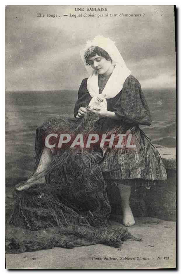 CPA Folklore Une Sablaise Elle songe