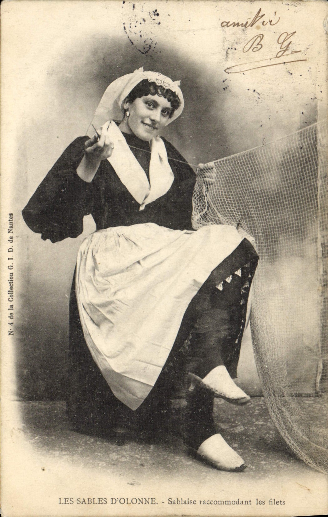 CPA Folklore Les Sables d'Olonne Sablaise raccomodant les filets