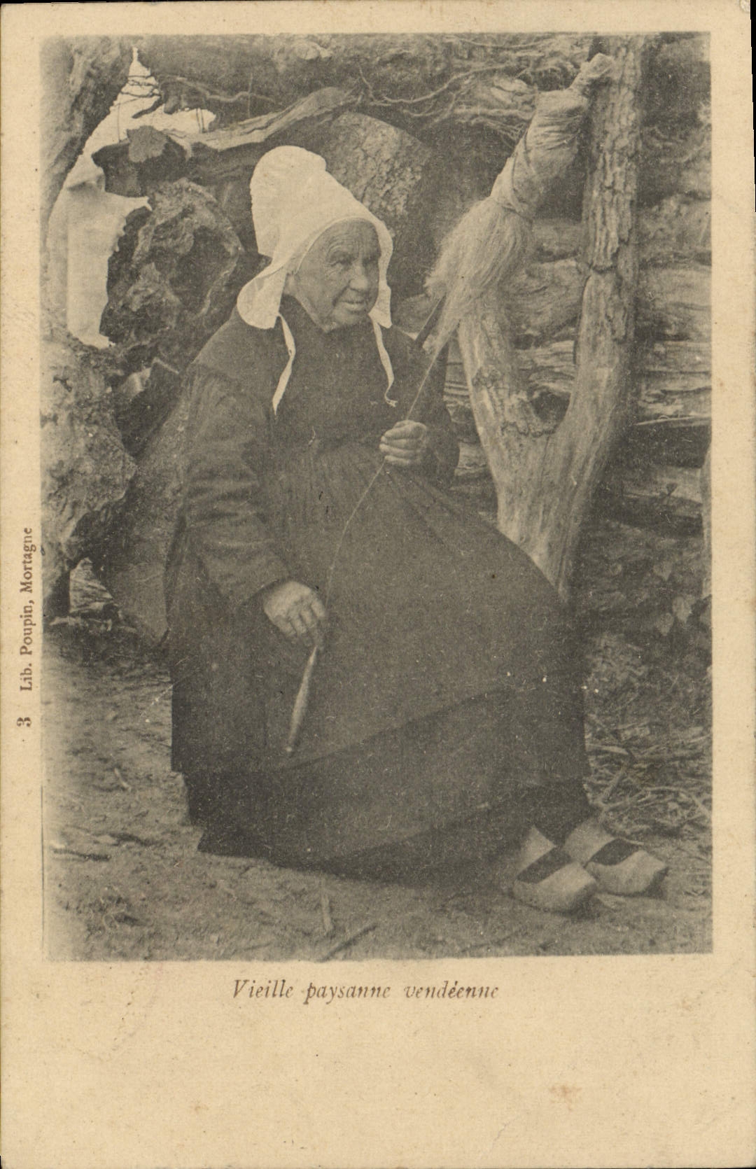CPA Folklore Vieille paysanne vendeenne 