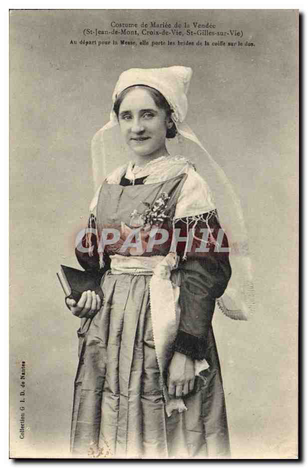 CPA Folklore Costume de mariee de la Vendee St Jean de Mont Croix de Vie St Gilles sur Vie Au depart pour la messe
