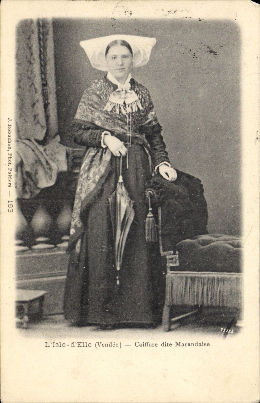 CPA Folklore L'Isle d'Elle Vendee Coiffure dite Marandaise 