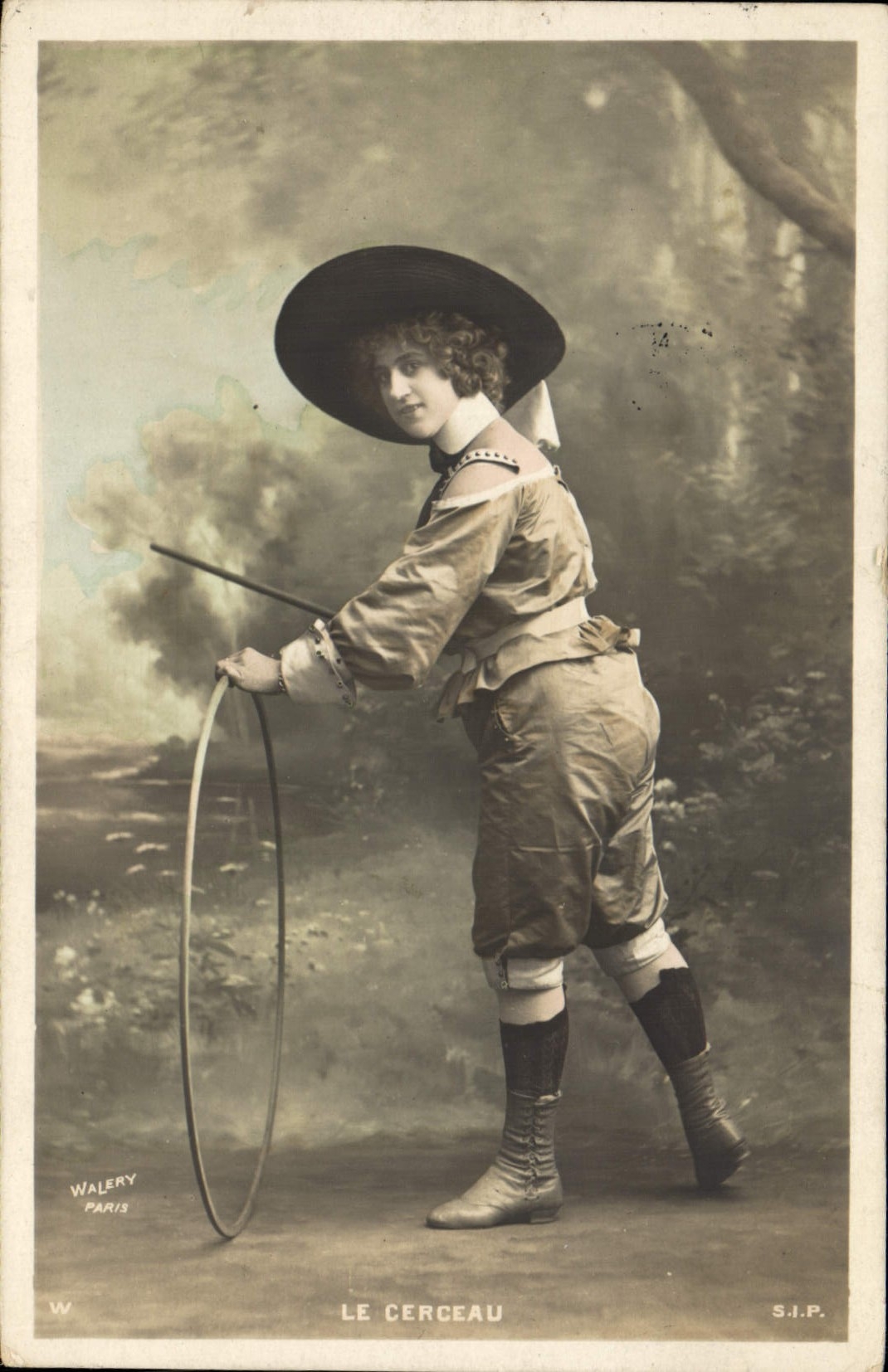 CPA Femme le cerceau 