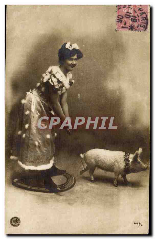 CPA Cochon Porc Femme Fer a cheval 