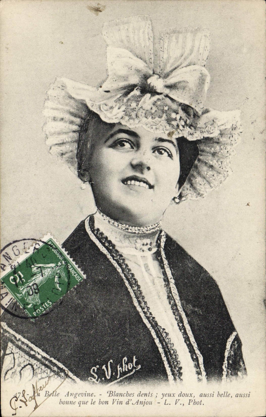 CPA Folklore La Belle Angevine 