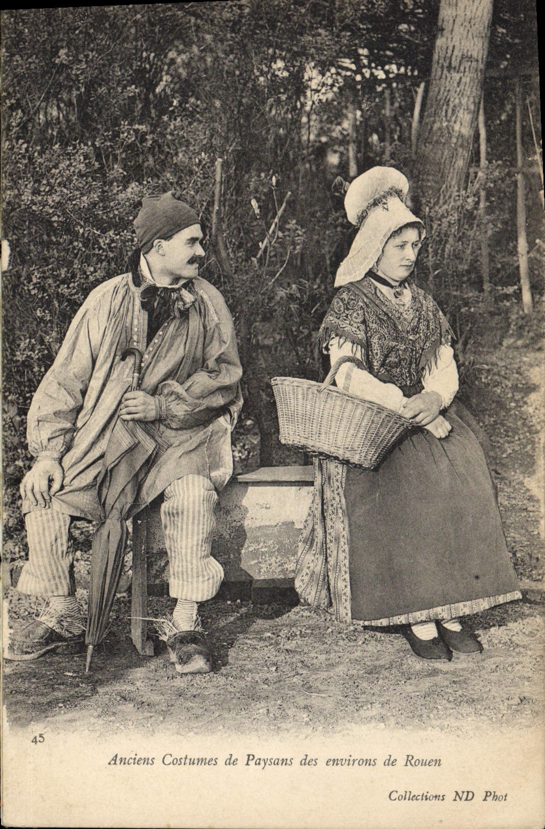 CPA Folklore Anciens costumes de paysans des environs de Rouen 