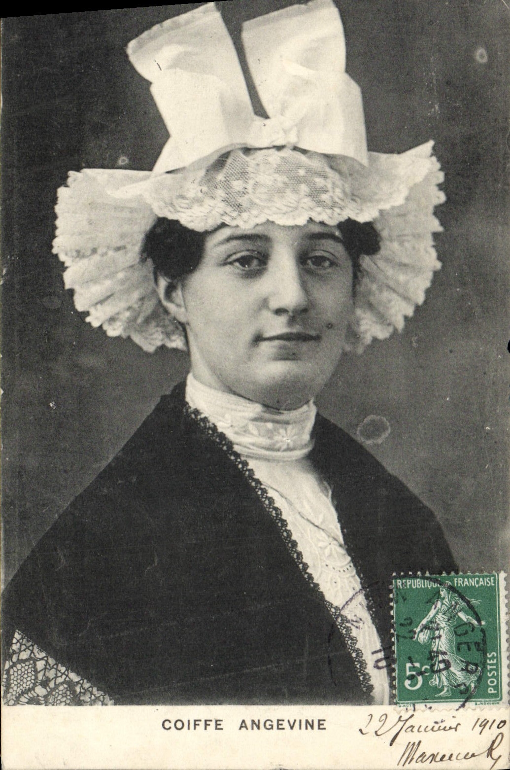 CPA Folklore Coiffe Angevine 