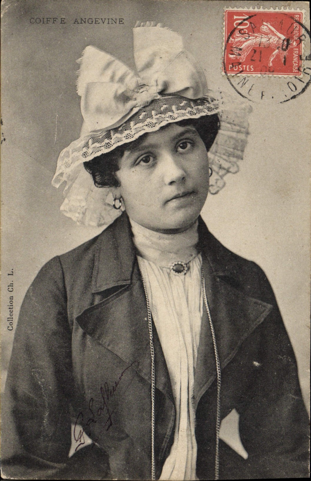 CPA Folklore Coiffe Angevine 