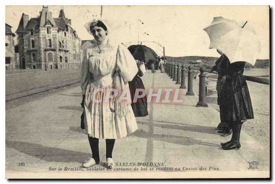 CPA Folklore Les Sables d'Olonne Sur le remblai sablaise en costume de bal se rendant au casino des pins 