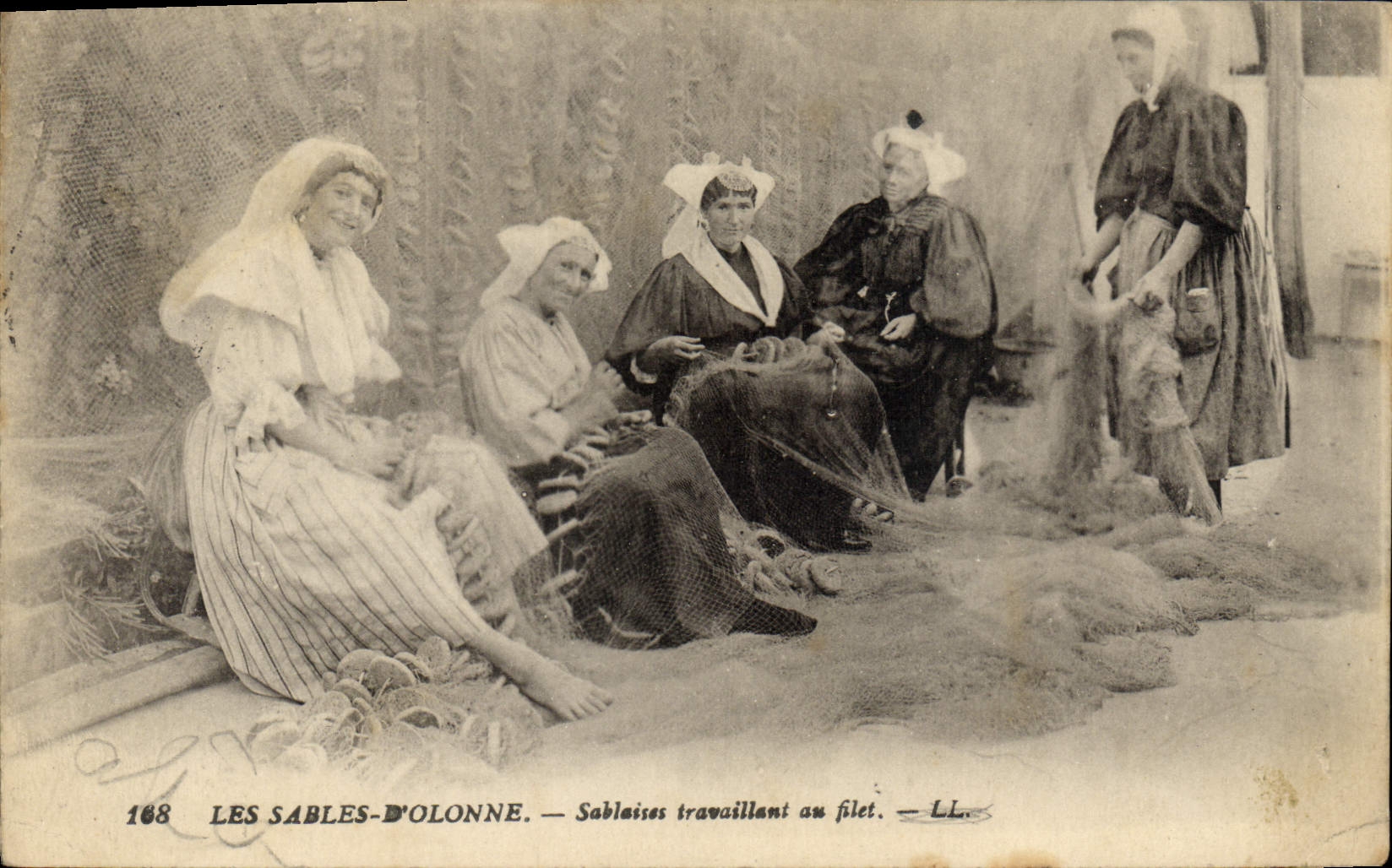 CPA Folklore Les Sables d'Olonne Sablaises travaillant au filet 