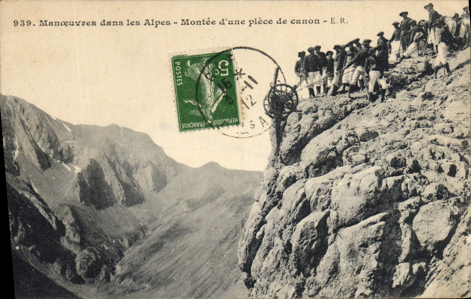 CPA Militaria Chasseurs Alpins Manoeuvres dans les Alpes Montee d'une piece de canon
