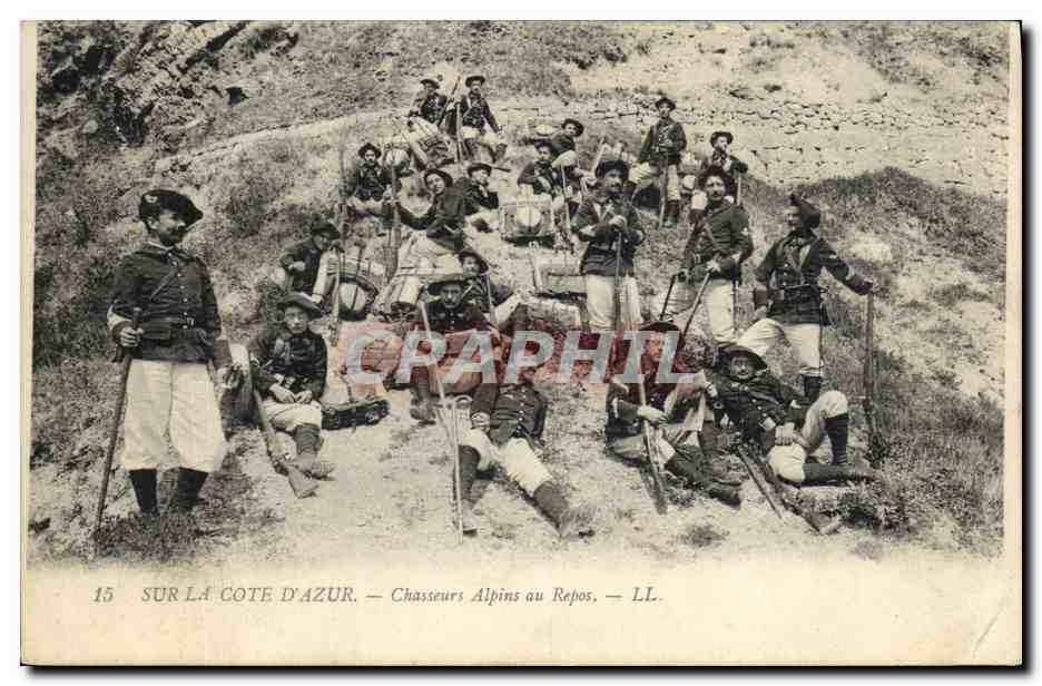 CPA Militaria Chasseurs Alpins au repos sur la Cote d'Azur 