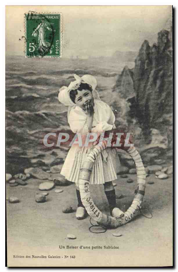 CPA Folklore Enfant Un baiser d'une petite sablaise 