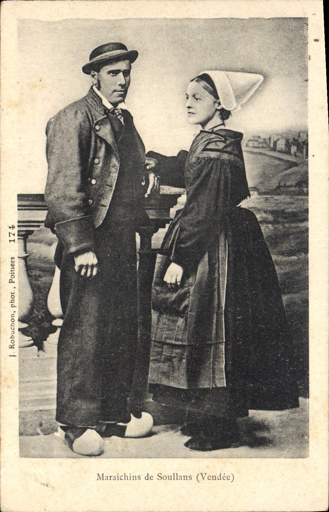 CPA Folklore Maraichins et Soullans Vendee 
