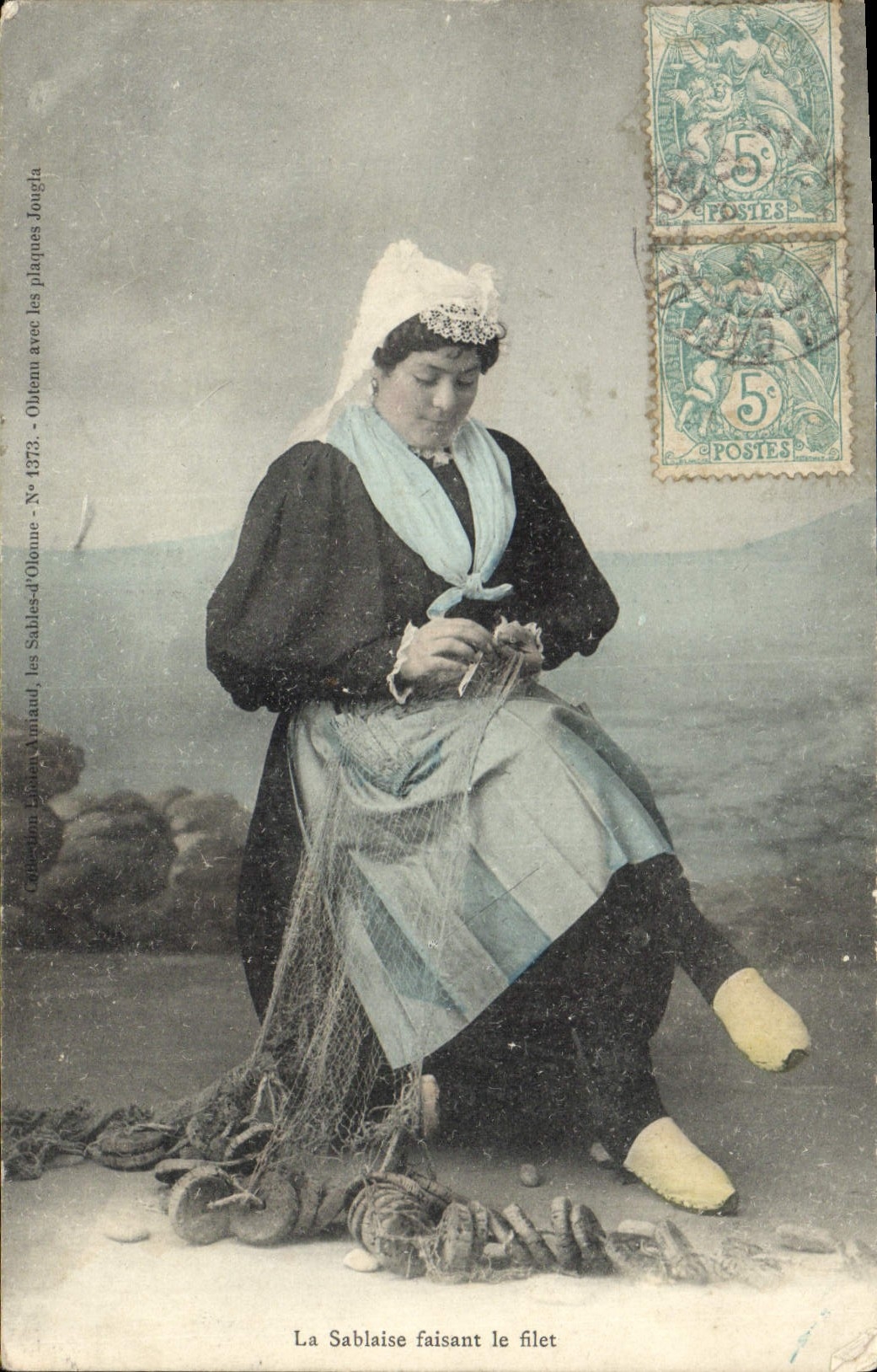 CPA Folklore La Sablaise faisant le filet 
