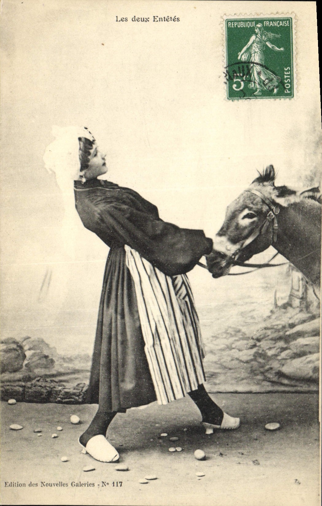 CPA Folklore Les deux entetes Ane Mule 