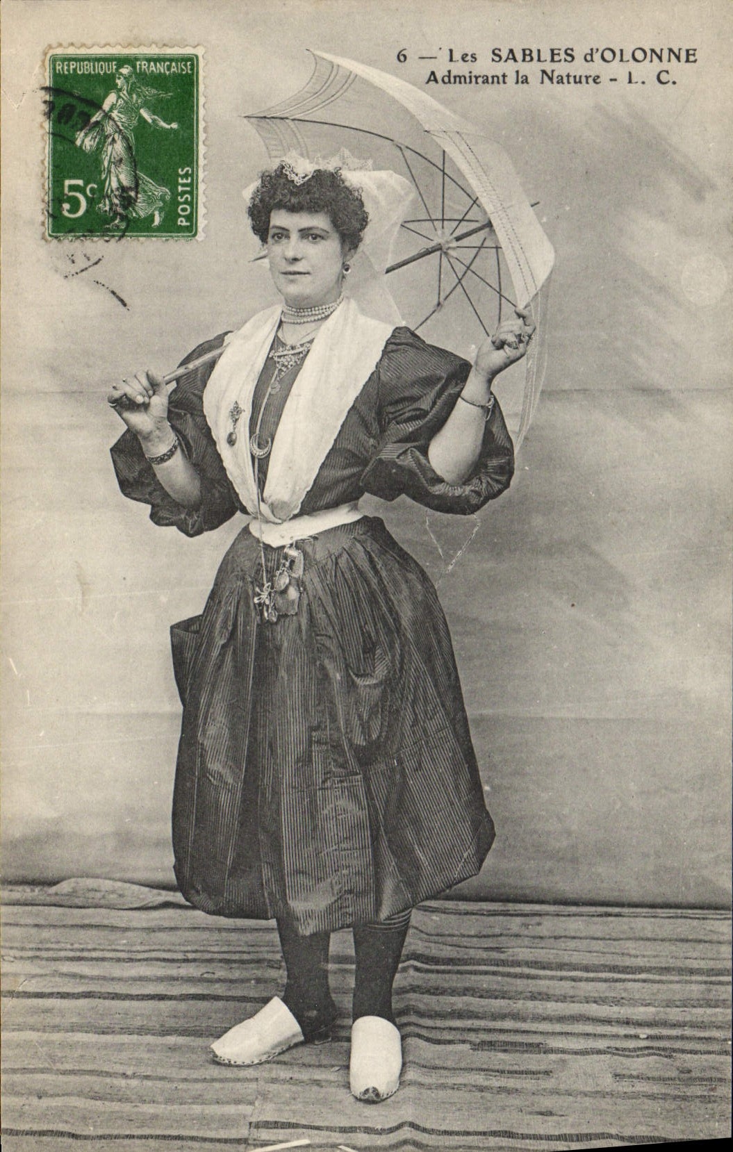 CPA Folklore Les Sables d'Olonne Admirant la nature 