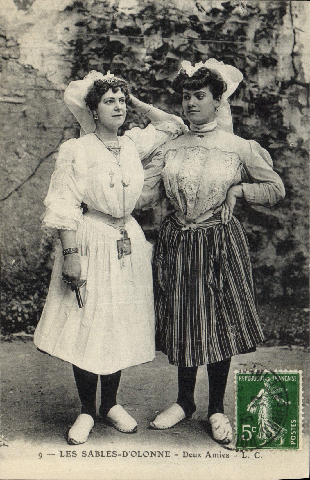CPA Folklore Les Sables d'Olonne Deux amies 