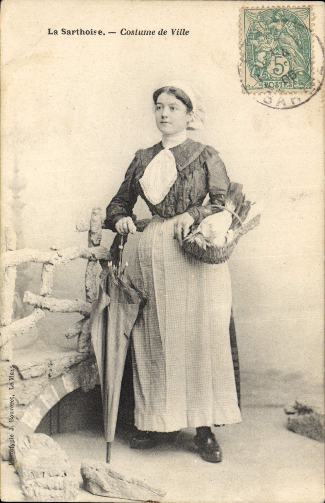 CPA Folklore La Sarthoise Costume de ville 