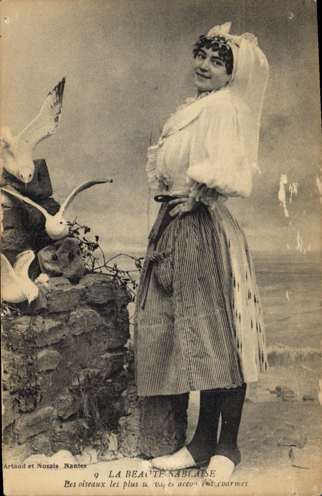 CPA Folklore La beaute Sablaise 